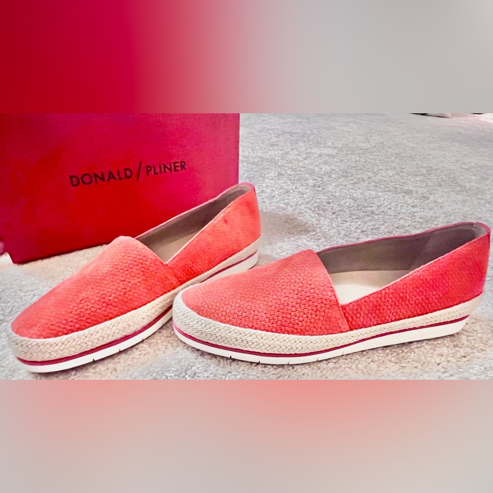 DONALD PLINER Slip on Shoes, Poppy Color- Size 8.5 **BRAND NEW IN BOX!!🎁🆕🧡🩷*